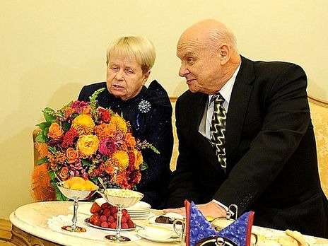 91-летняя Пахмутова и 92-летний Добронравов госпитализированы с COVID-19