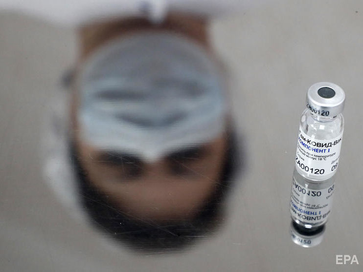 Жар, потеря обоняния и давление. Россияне жалуются на побочные эффекты вакцины 