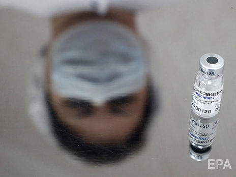 Гарячка, втрата нюху і тиск. Росіяни скаржаться на побічні ефекти від вакцини 