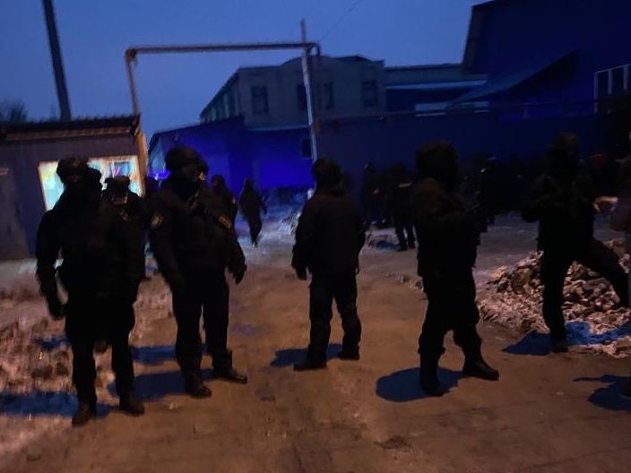 В Харькове с участием спецподразделения полиции рейдеры захватили завод &ndash; СМИ