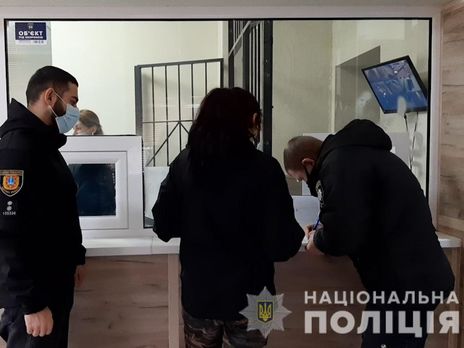 В Одесі 19-річна з ножем напала на незнайомця. Вона була незадоволена проханням скористатися її телефоном – поліція