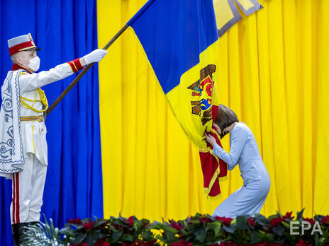 Санду стала президентом Молдовы, Додон на ее инаугурацию пришел с цветами. Фоторепортаж