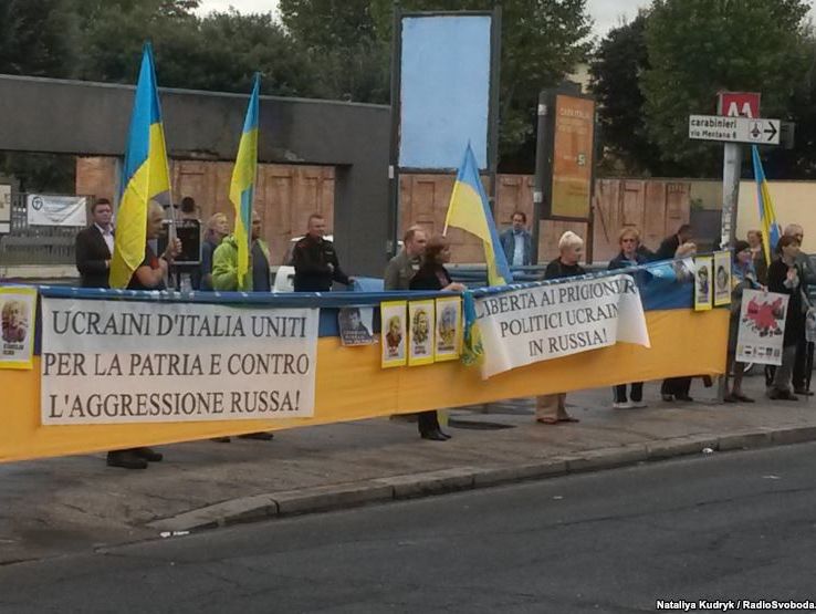 У посольства РФ в Риме прошла акция в поддержку журналиста Сущенко