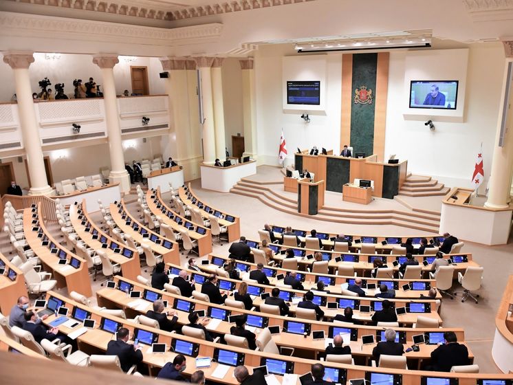 Парламент Грузии в отсутствие оппозиционеров выразил доверие правительству Гахарии