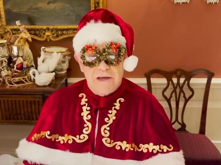 Элтон Джон в образе Санта Клауса спел для поклонников в сети