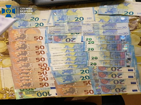 СБУ разоблачила группу, которая сбывала фальшивые купюры со спецзащитой. Они планировали реализовать около 20 млн грн