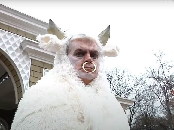 "От восторга разревусь и улечу за облака". Директор Одесского зоопарка снял новогодний клип. В этот раз &ndash; в образе быка. Видео