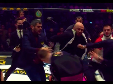 Турнір ММА в Москві закінчився масовою бійкою за участю поліції та ОМОН