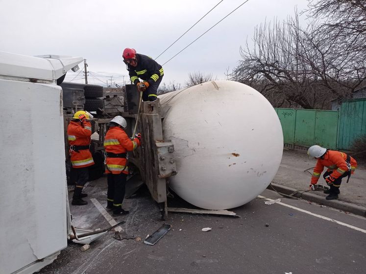 В Житомире перевернулась автоцистерна с газом. Жителей ближайших домов эвакуировали