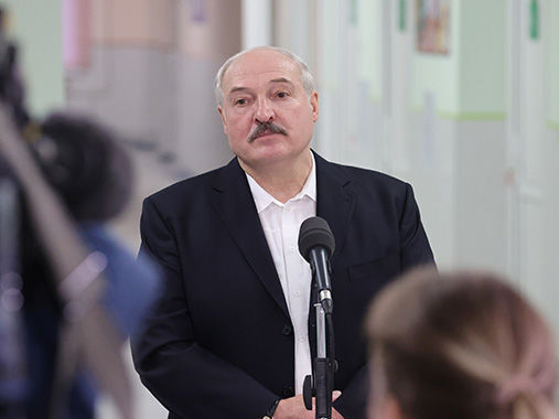 Лукашенко не хоче отримувати щеплення проти COVID-19. Білорусь планує почати вакцинацію російським препаратом