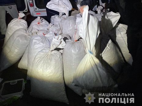 В Житомирской области задержали микроавтобус с 700 кг янтаря. Водитель предлагал полиции €1 тыс. взятки
