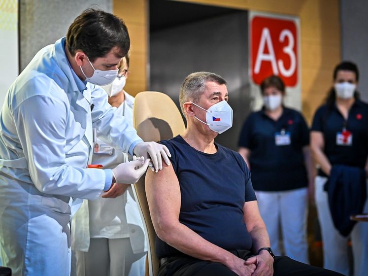 У Чехії стартувала масова вакцинація. Першому в країні щеплення проти коронавірусу зробили прем'єр-міністру