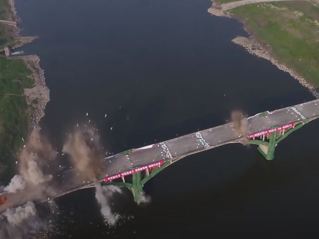 В Китае взорвали мост длиной 250 метров. Видео