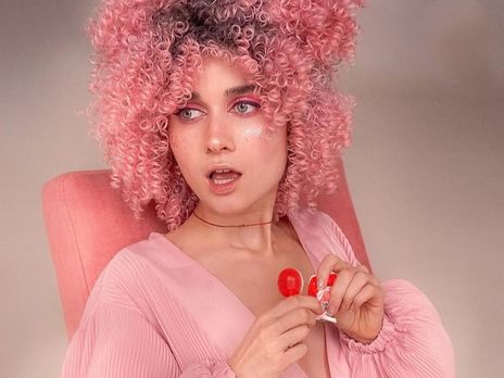 Jerry Heil в трусах с рюшами пожаловалась на отсутствие 