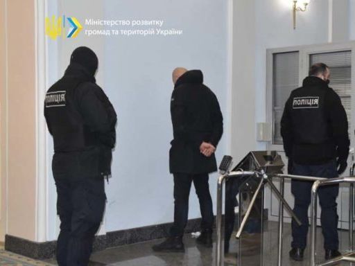 "Пытались прорваться в помещение министерства". В Киеве за нападение на полицейского задержали мужчину