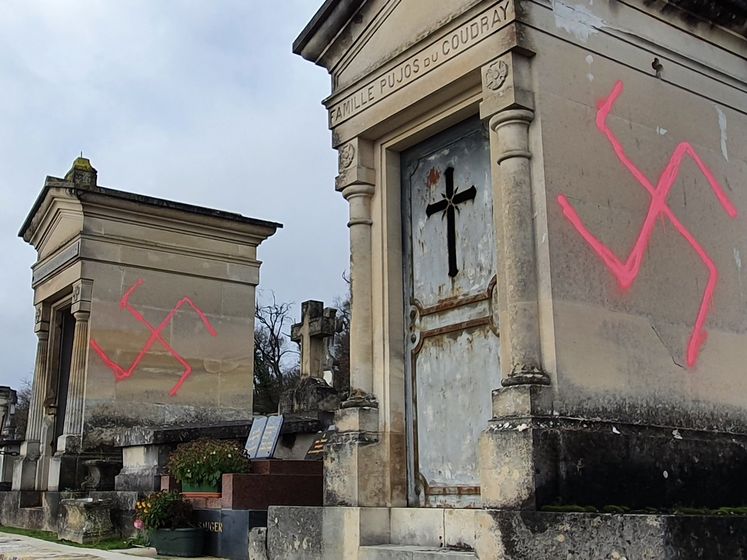 Під Парижем pозмалювали свастикою майже 70 могил, єврейського кладовища не чіпали