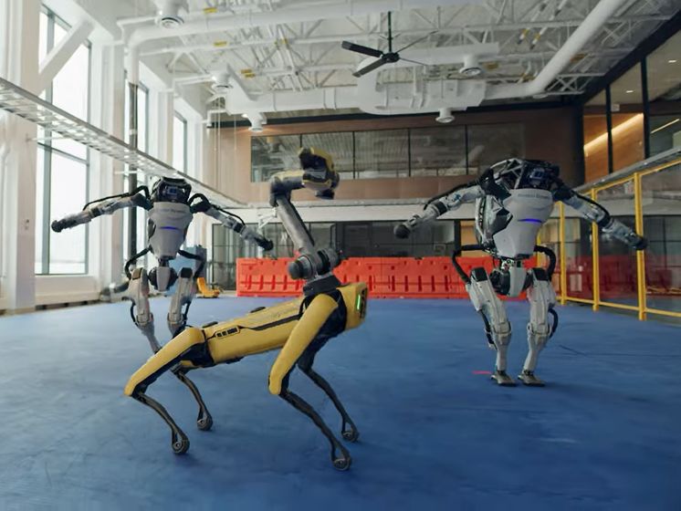 Роботы Boston Dynamics станцевали вместе в честь Нового года. Видео