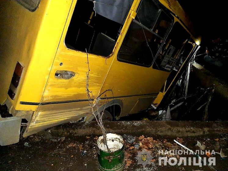 В Николаевской области маршрутка с пассажирами упала в бассейн частного двора