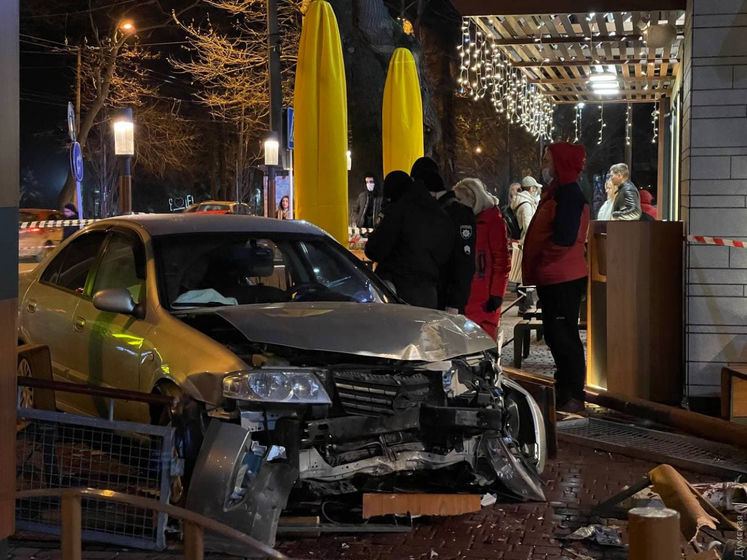В Одесі автомобіль виїхав на відкритий майданчик McDonald's, постраждало двоє людей