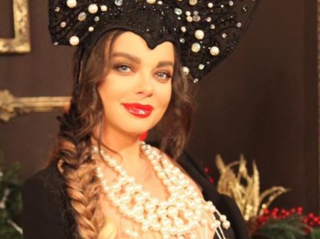 47-летняя Королева надела черный кокошник и обтянула ноги колготками с латексными вставками