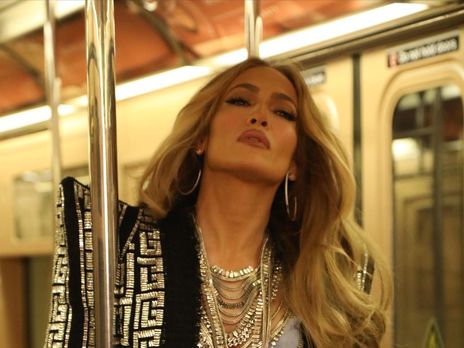 51-річна Лопес взула лаковані ботфорти і вдягнула весільну сукню