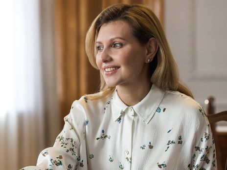 У зеленому костюмі та із золотистим птахом у руках. Зеленська оприлюднила новорічне фото