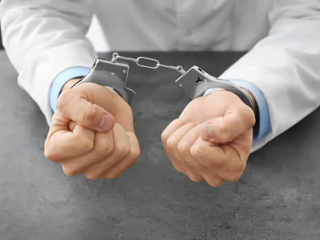 У США заарештували фармацевта, який навмисно зіпсував вакцини проти коронавірусу