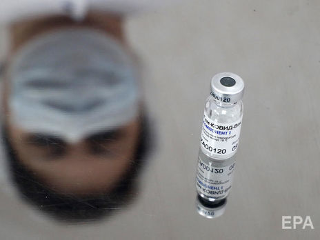 Российская вакцина от коронавируса подверглась критике, так как она была зарегистрирована до прохождения третьей фазы клинических испытаний