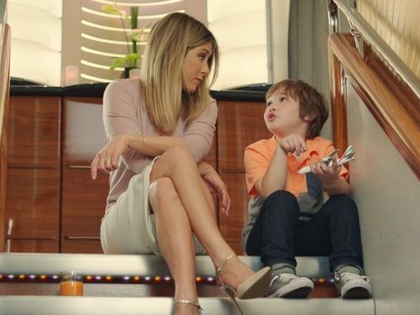 Энистон снялась в новом ролике Emirates Airline. Видео