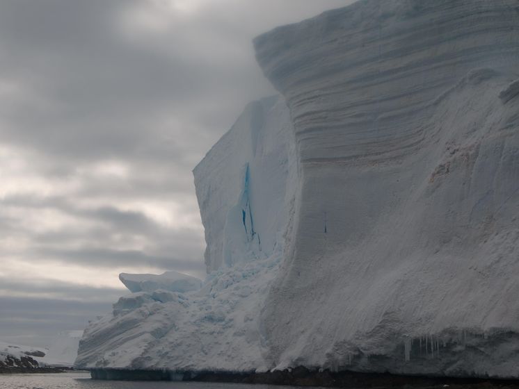 Неподалік української станції в Антарктиді від льодовика відколовся шматок заввишки 20 метрів