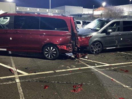 Работник завода Mercedes-Benz в Испании разбил экскаватором более 50 автомобилей