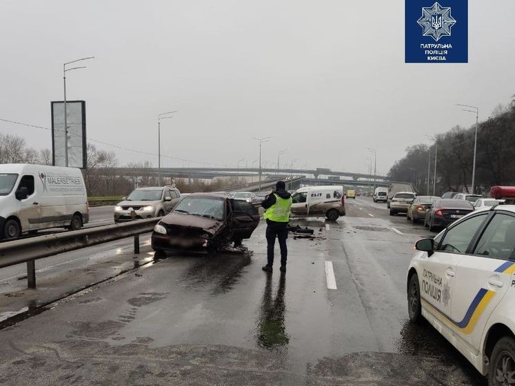 У Києві кілька автомобілів потрапило в аварію, є постраждалі