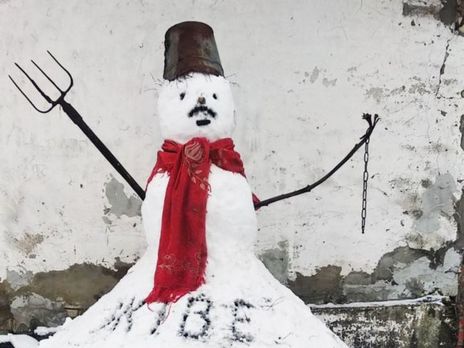 В Беларуси будут судить мужчину за усатого снеговика. Силовики посчитали его 