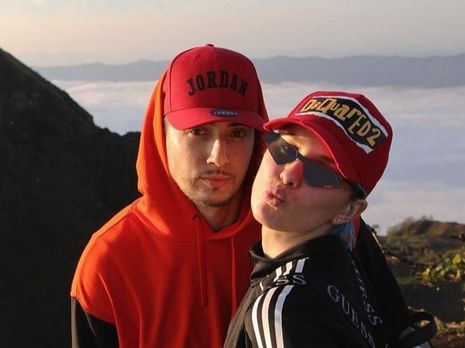 Муж Maruv показал поцелуй с женой-блондинкой на пляже