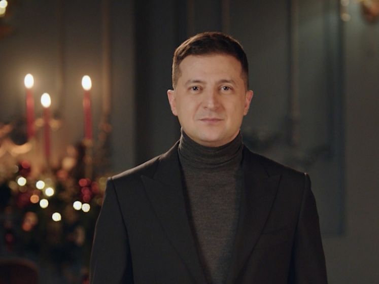 Зеленский поздравил украинцев с Рождеством и призвал колядовать безопасно. Видео