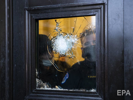 Разбитое стекло в здании Конгресса США 