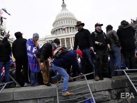 Під час штурму Капітолію прибічниками Трампа загинула жінка