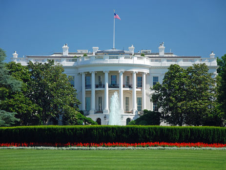 За даними ЗМІ, як мінімум троє чиновників Білого дому подали у відставку