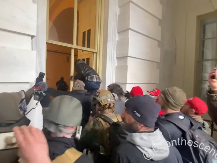 Під час штурму Капітолію мітингувальники кричали російською: "Сміливіше, сміливіше!" Відео
