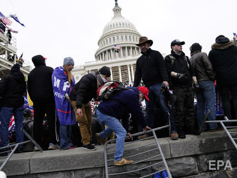 СМИ сообщили о смерти раненного во время штурма Конгресса США офицера. Полиция Капитолия это отрицает