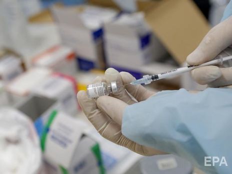 Скандал у Польщі: знамениті актори і політики отримали вакцину позачергово. Двох чиновників звільнили