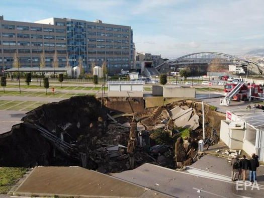 У Неаполі прогримів вибух біля "коронавірусної" лікарні: у величезну яму провалилися машини