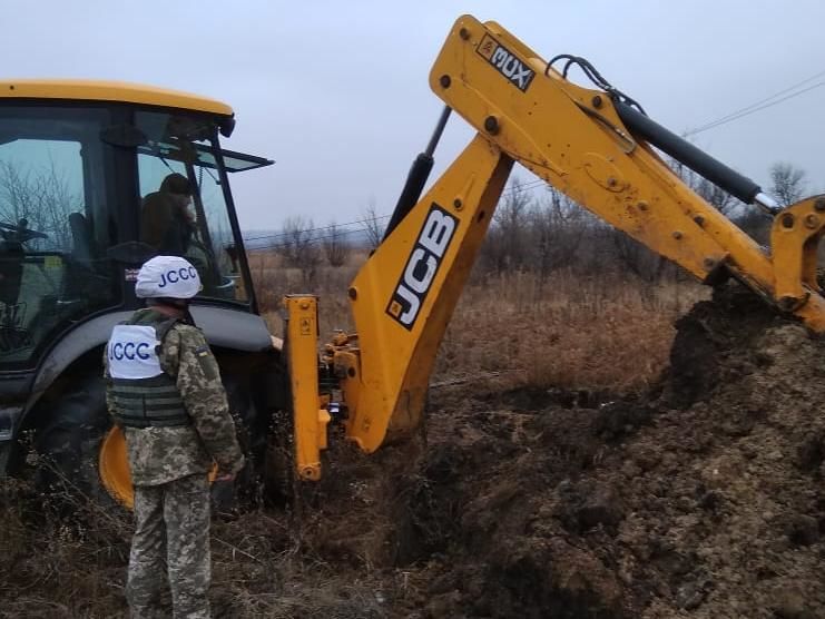 На Донбассе боевики обстреляли украинских ремонтников