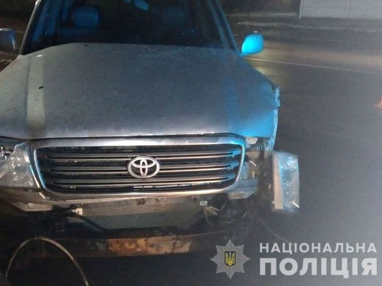 У Рівненській області п'яний чоловік відкрив у кафе стрілянину з автомата, врізався на машині у стіну й утік. Загинула людина