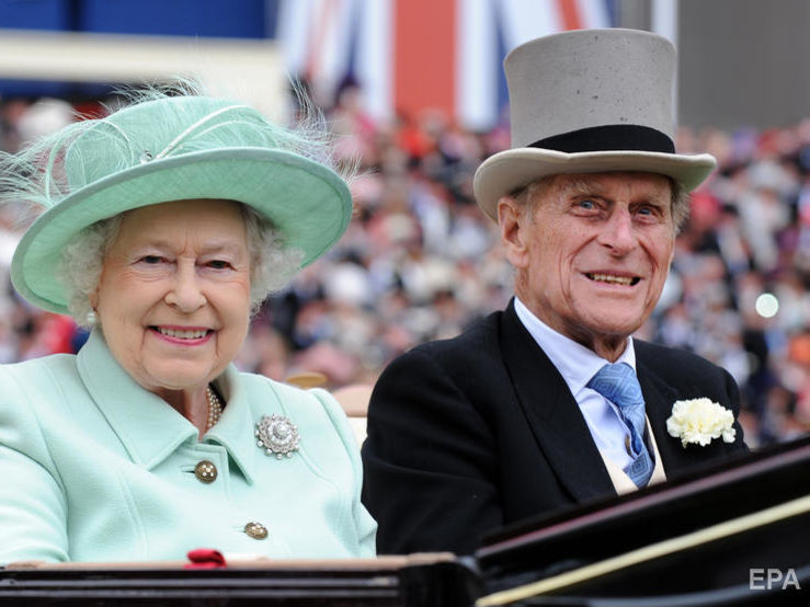 Королева Великобритании Елизавета II и ее муж принц Филипп привились от COVID-19
