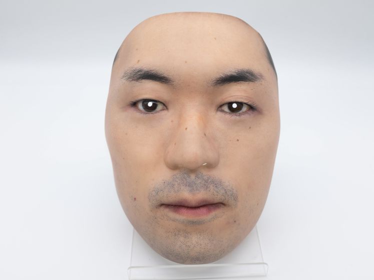 В Японии создали 3D-маски с реальными лицами людей. Видео