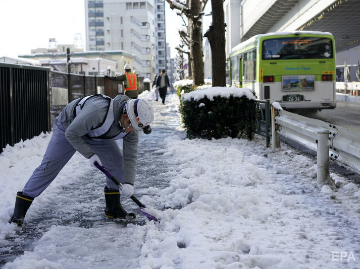 В Японії через снігопад у заторах застрягло понад тисячу автомобілів