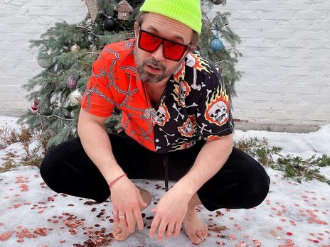 Бабкін показав, як розслабляється з револьвером у руках