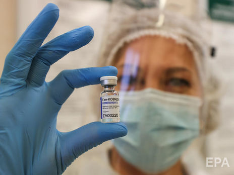Російська вакцина зазнала критики через дозвіл на застосування до проходження третьої фази клінічних випробувань