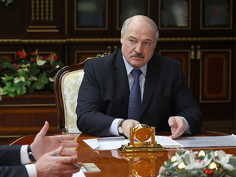Лукашенко поручил симметрично ответить на "бандитские" санкции Запада